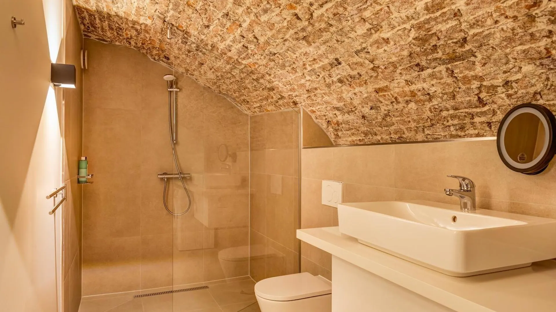 Luxurious Renovated Apartment In Utrecht City Center With View On The Old Canal